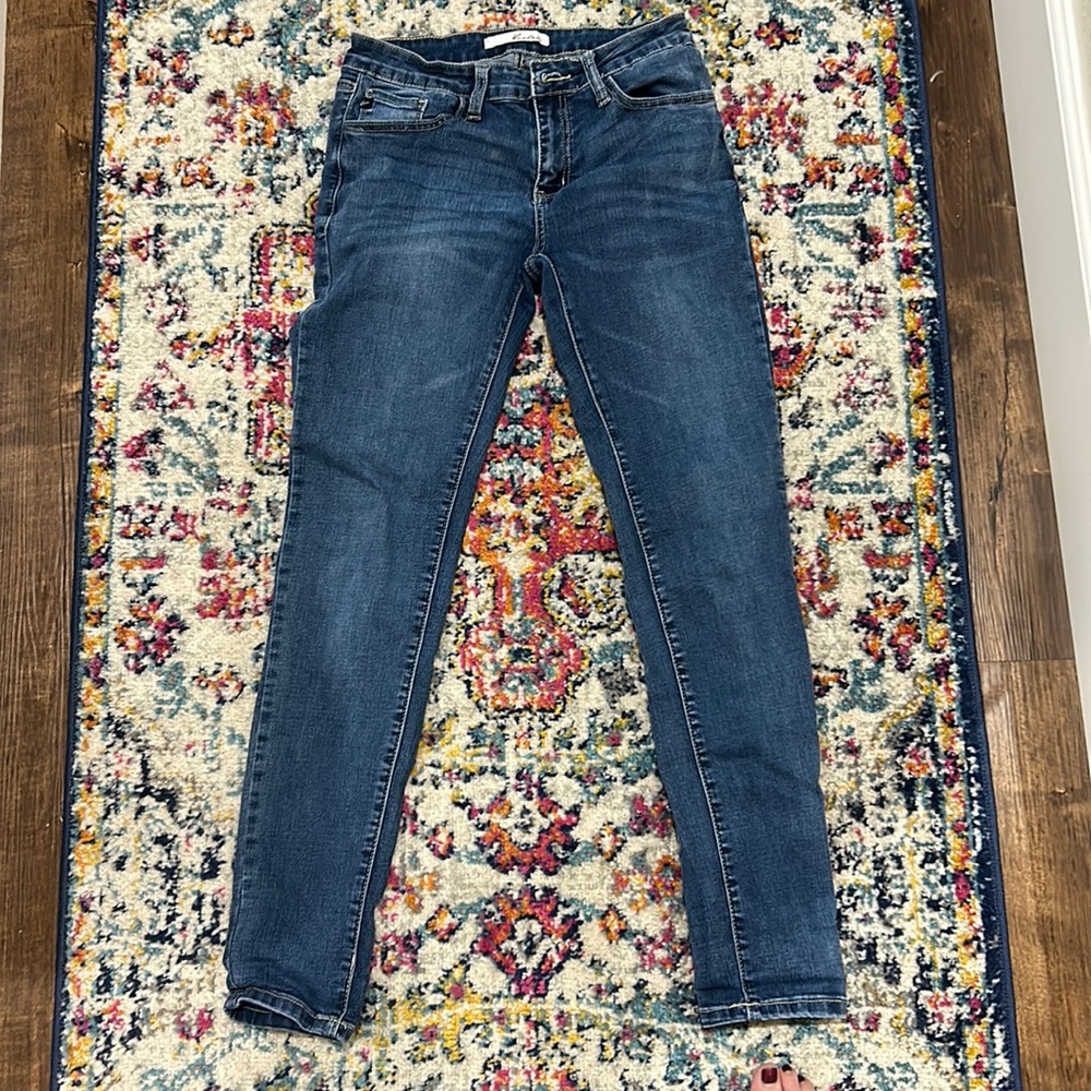 women’s kancan estilo jeans. Excellent condition. No rips or stains